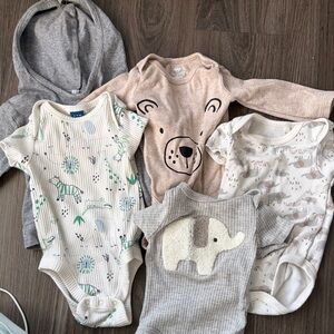 Bundle of Five 0-3 month outfits. Onesies and hoodie